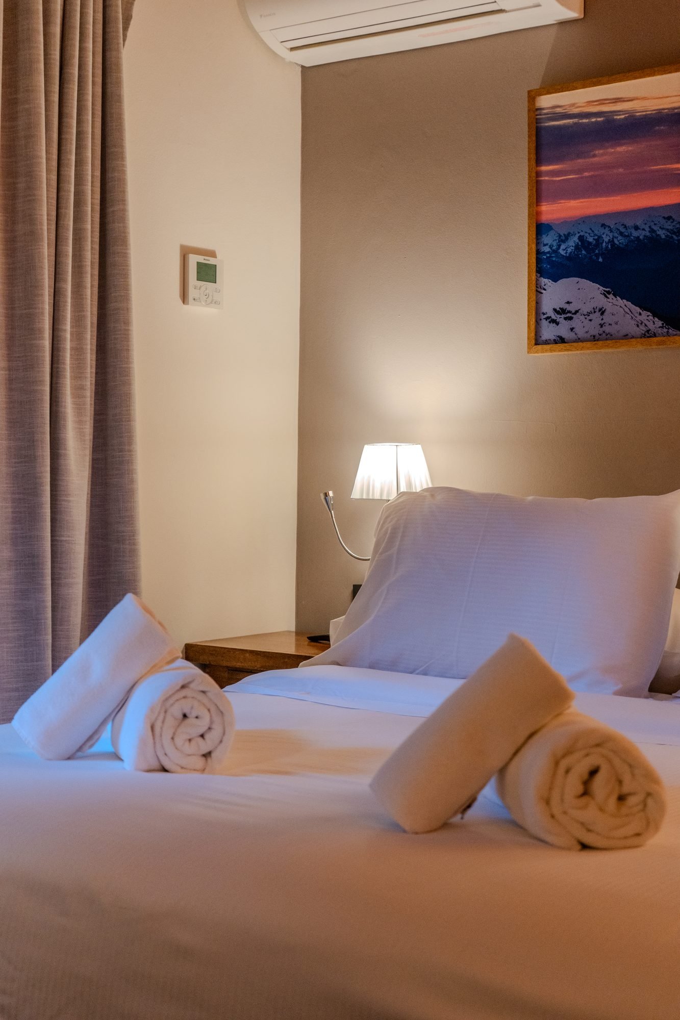 Cabaña Standard · dormitorio matrimonial con tríptico de montañas