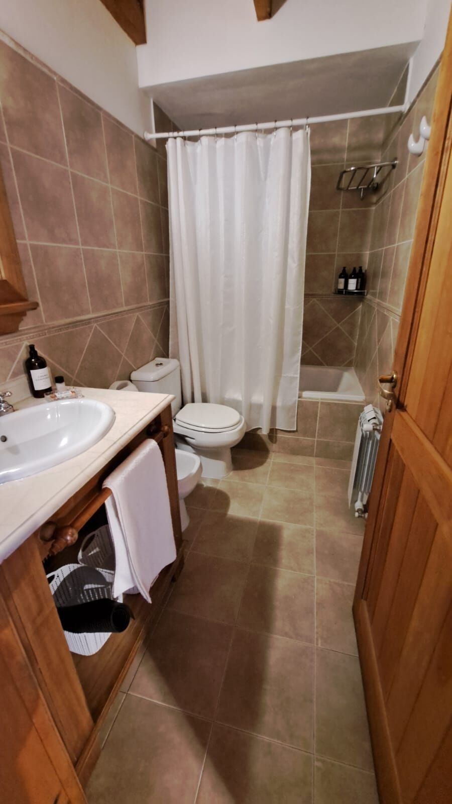 Baño completo con ducha y bañera