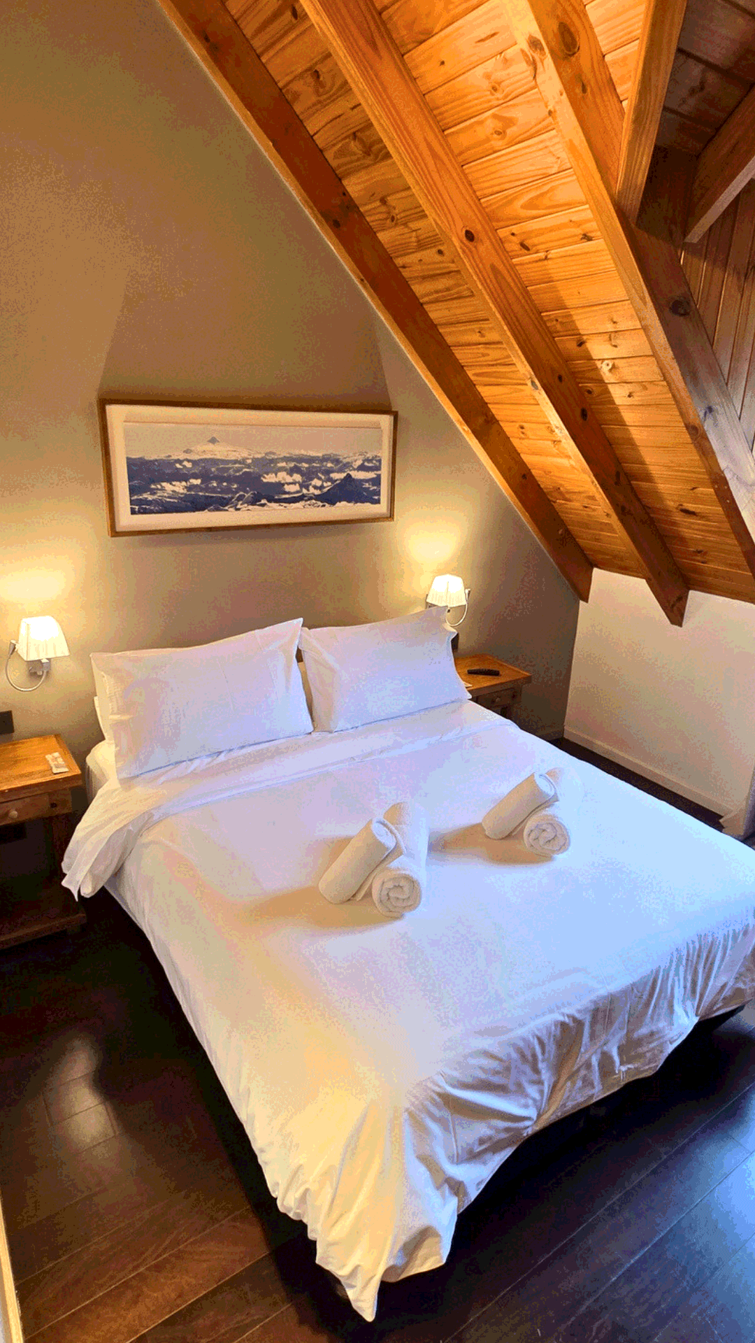 Cabaña Familiar · dormitorio matrimonial bajo techo a dos aguas