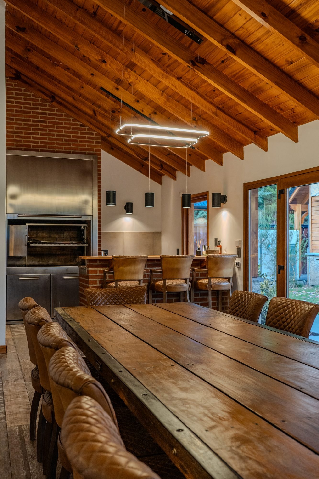 Quincho — mesa larga y cocina con parrilla