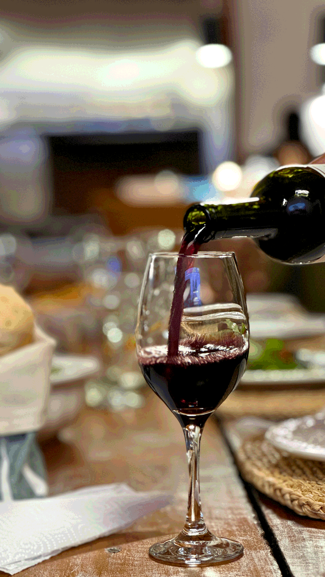 Quincho — sirviendo una copa de vino en la mesa