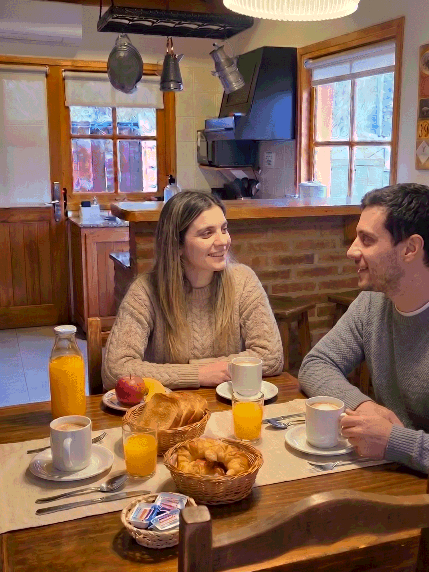 Huéspedes disfrutando del desayuno en la cabaña