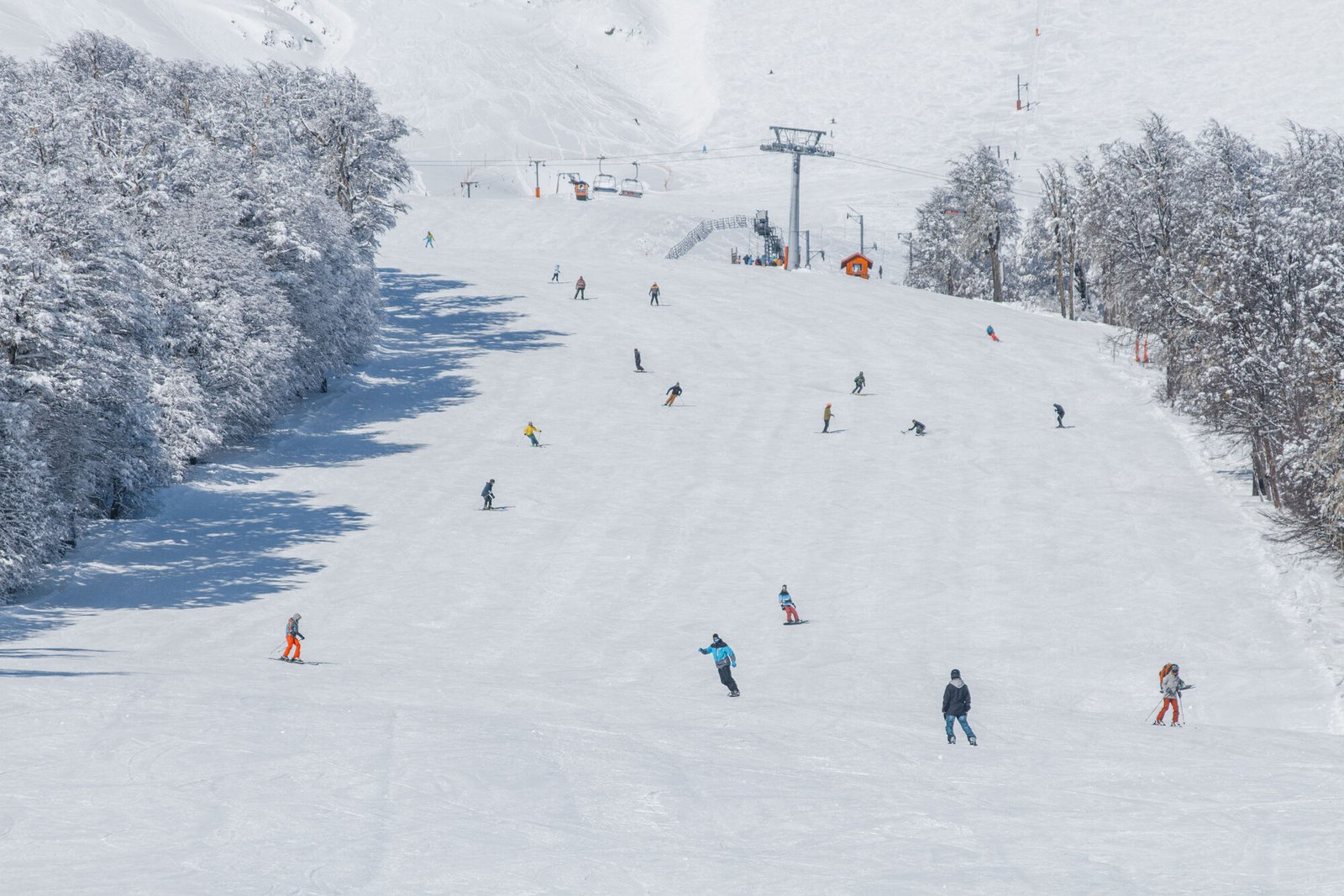 Cerro Chapelco — esquiadores en la pista a pleno sol