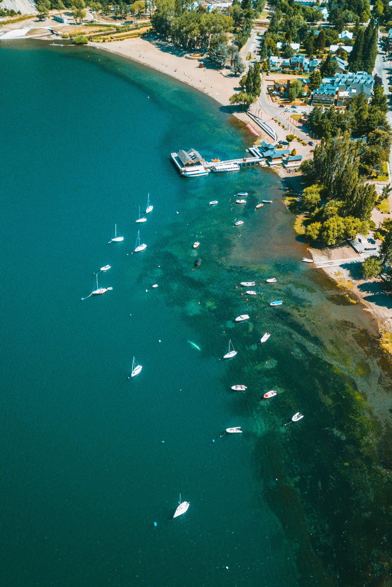 Lago Lácar — vista aérea de la bahía con veleros frente a San Martín de los Andes