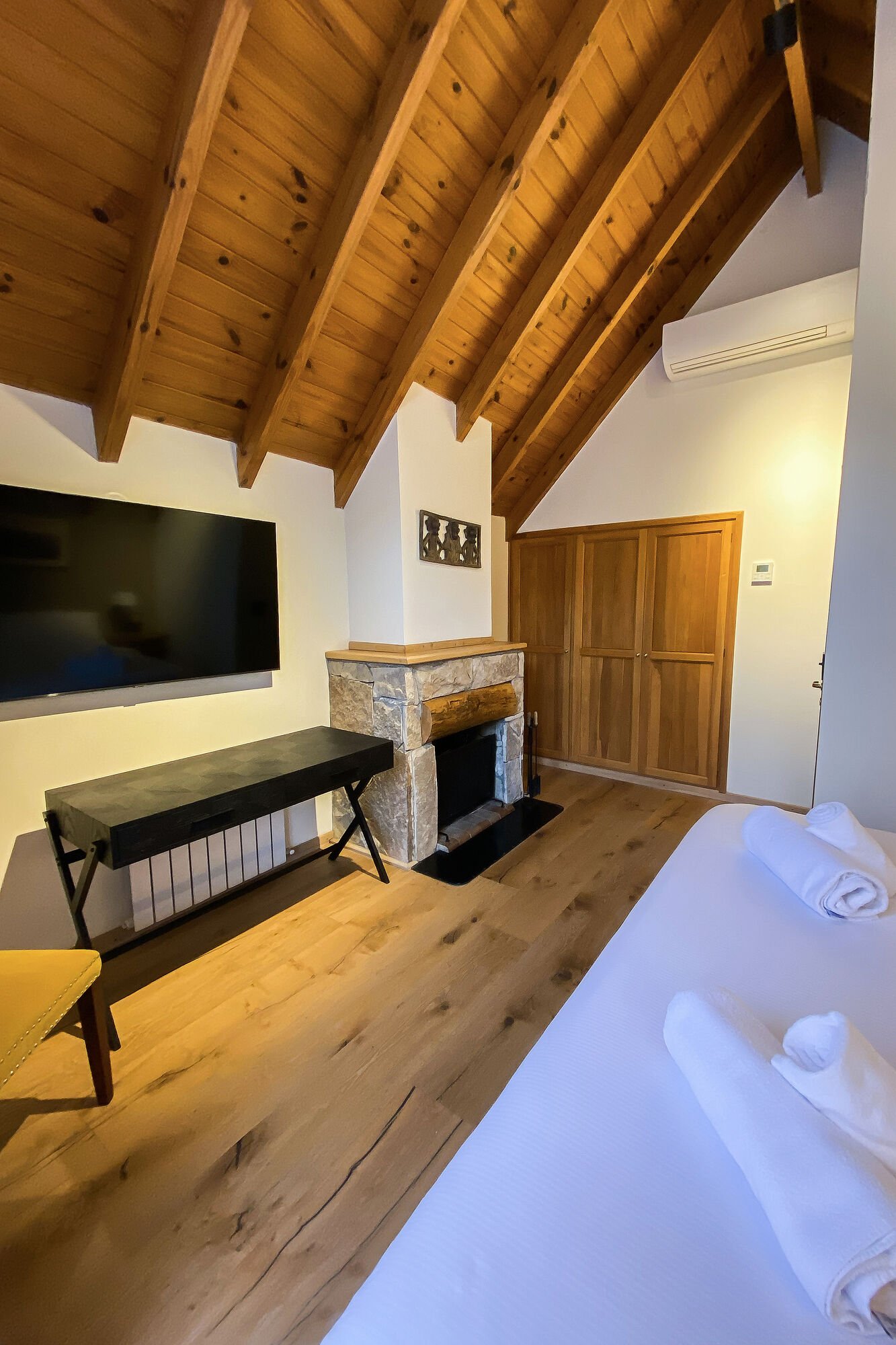 Premium · suite con hogar a leña decorativo y Smart TV