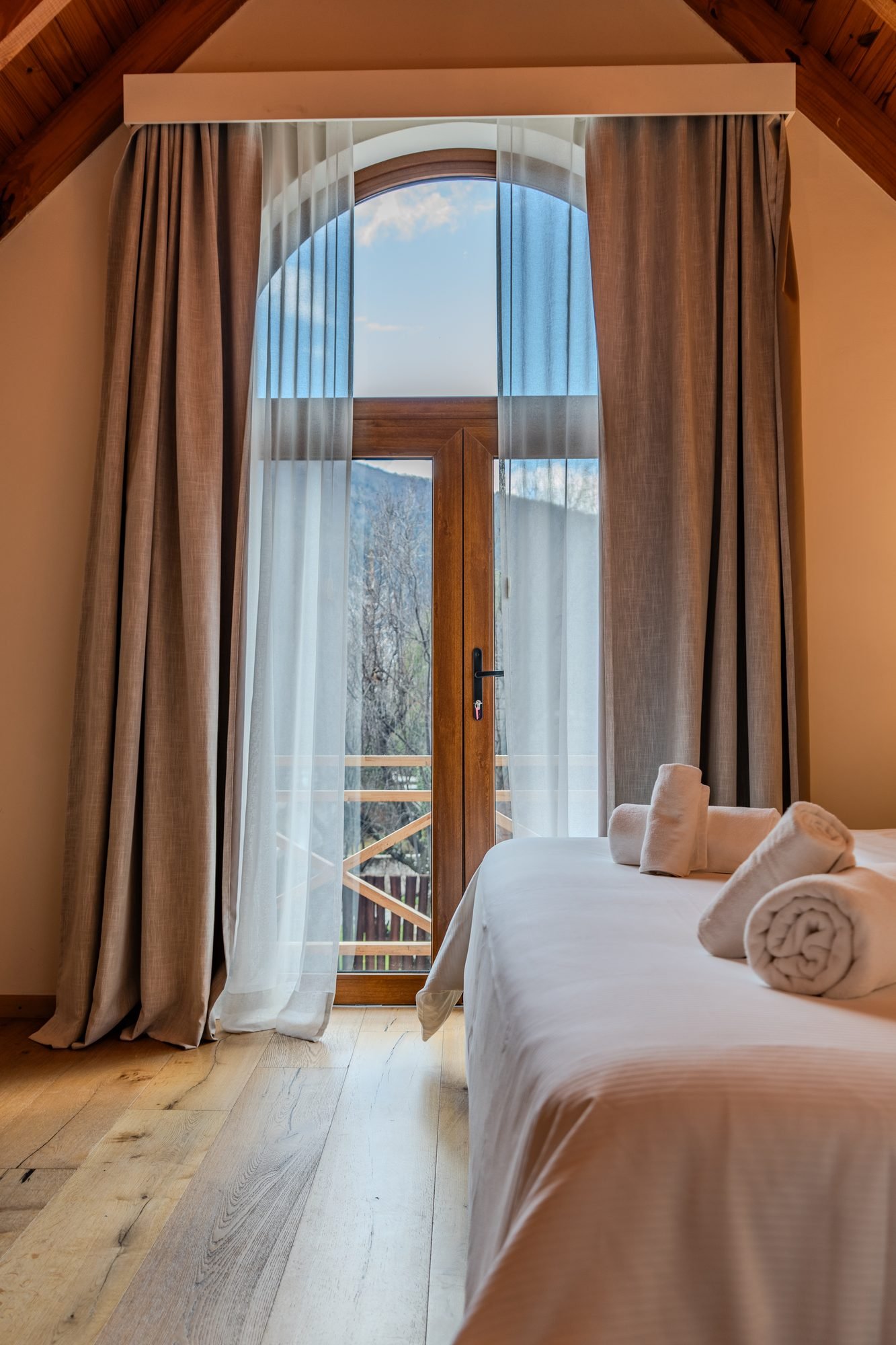 Interior Cabaña Premium — suite matrimonial con ventanal