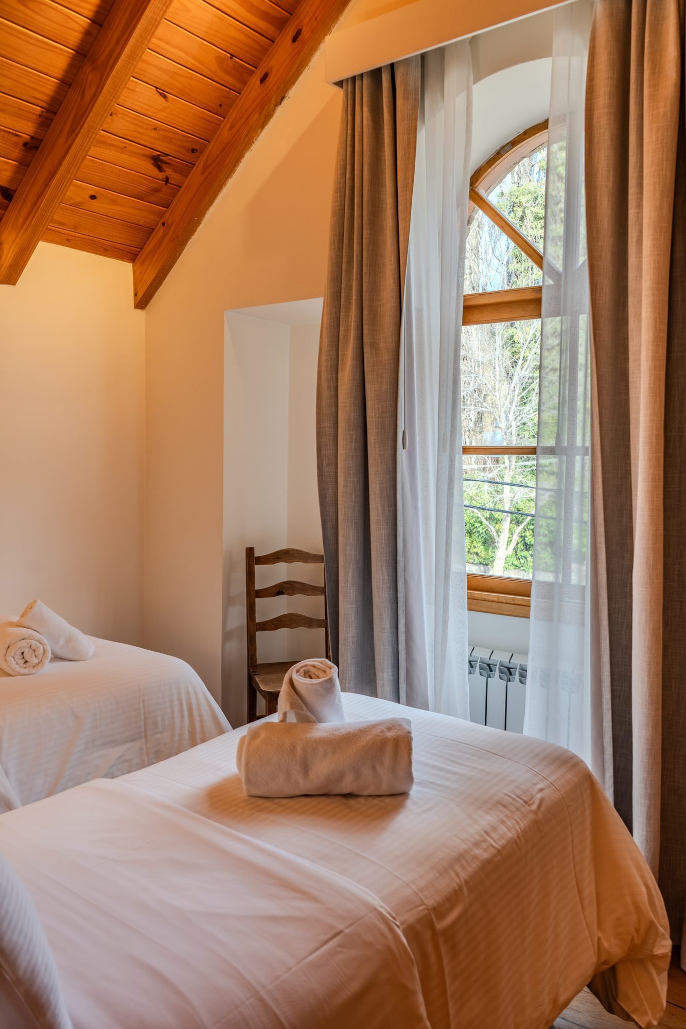 VIP · dormitorio con ventana arqueada